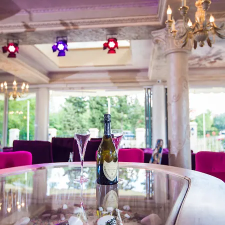 Avenue Deluxe Hotel